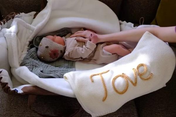 Lily Collins Bagikan Foto Pertama dengan Bayi Perempuannya Tove