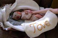 Lily Collins Bagikan Foto Pertama dengan Bayi Perempuannya Tove