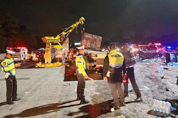 Truk Angkut Galon Air Seruduk Mobil di Gerbang Tol Ciawi, Enam Meninggal