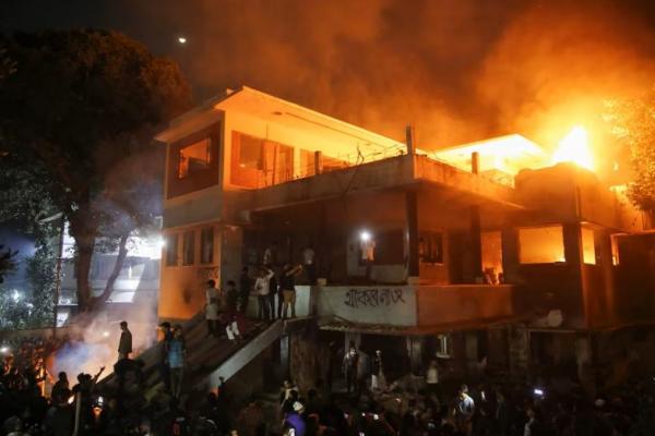 Demonstran Bangladesh Membakar Rumah Ayah PM Hasina yang Digulingkan