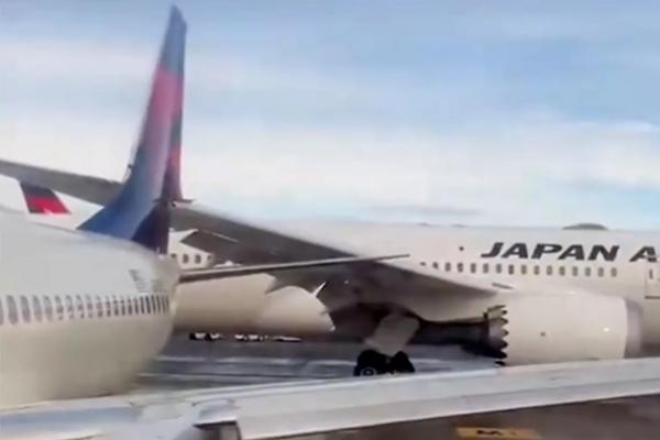Tabrakan dengan Pesawat Delta Air Lines di Bandara SeaTac, Sayap Japan Airlines Patah