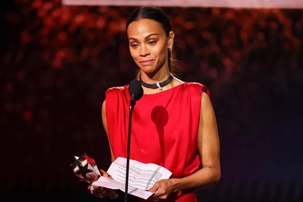 Raih Aktris Pendukung Terbaik Critics Choice Awards 2025, Zoe Saldana Menangis Sebut Nama Putranya