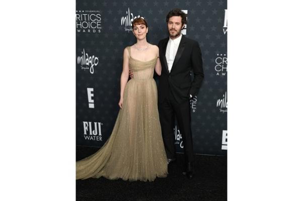 Adam Brody dan Leighton Meester Rayakan Kemenangan di Critics Choice Awards 2025 dengan Ciuman Mesra