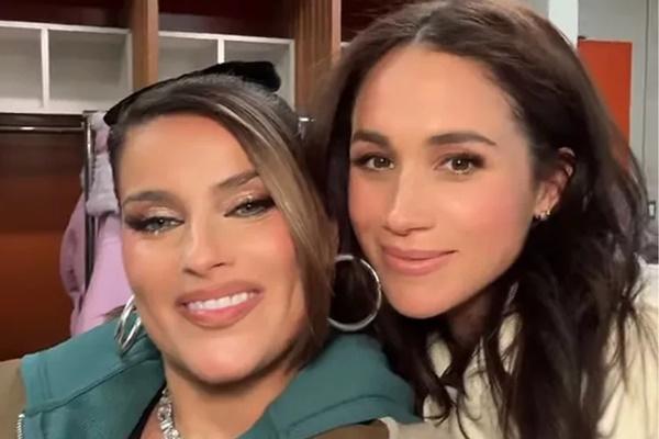 Meghan Markle dan Nelly Furtado Lagi Pose Cantik, Mendadak Pangeran Harry Jadi Photobomb