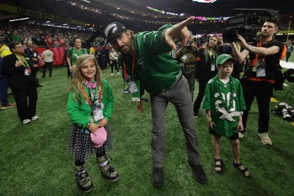 Bukan Gigi Hadid, Bradley Cooper Ajak Putrinya Dukung Philadelphia Eagles di Super Bowl 2025