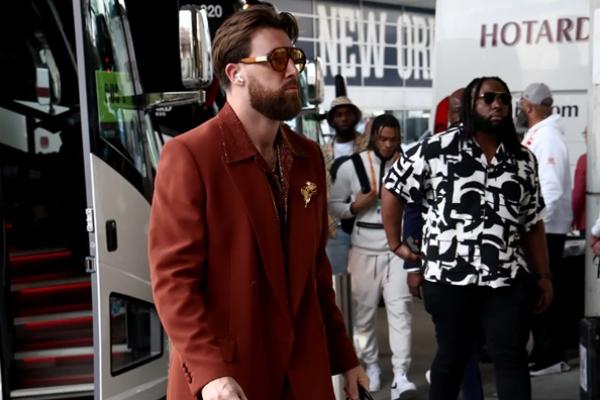 Kalah Telak di Super Bowl 2025, Travis Kelce Tampak Sedih saat Menuju Suite Pribadi Taylor Swift