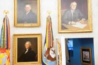 Sejak Dilantik, Hampir Tiap Hari Donald Trump Sambangi Warga dari Ruang Oval