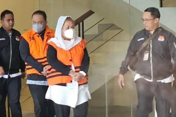 Kenakan Rompi Oranye, KPK Tahan Wali Kota Semarang Hevearita