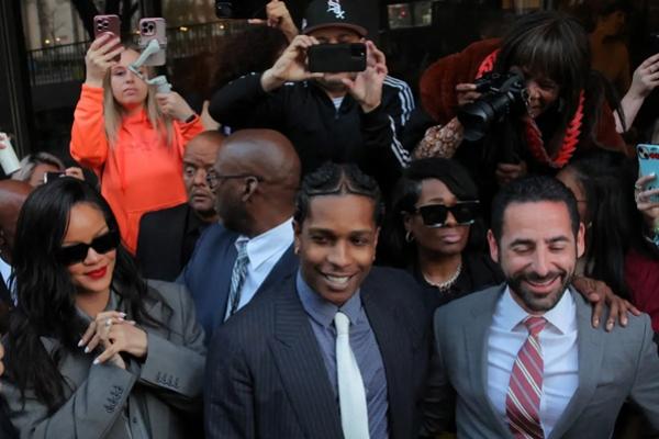 Divonis Bebas, A$AP Rocky Melompat ke Pelukan Rihanna yang Menangis Usai Sidang Penembakan