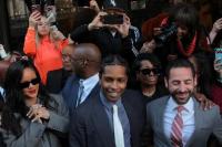 Divonis Bebas, A$AP Rocky Melompat ke Pelukan Rihanna yang Menangis Usai Sidang Penembakan