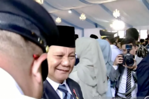 Dilantik Serentak, Prabowo Salami 961 Kepala Daerah Satu Persatu