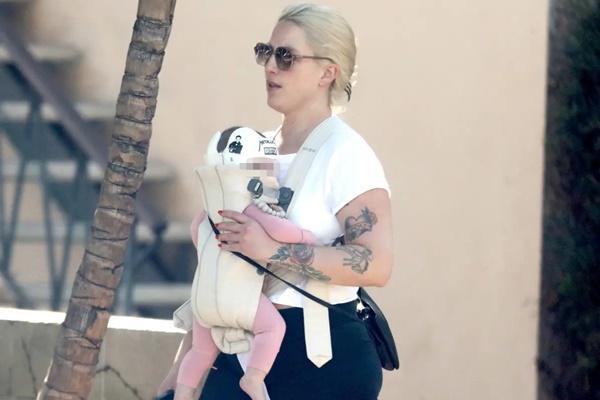 Penggemar Rock `n` Roll Bertato Bocorkan Dirinya adalah Ibu dari Anak Perselingkuhan Dave Grohl