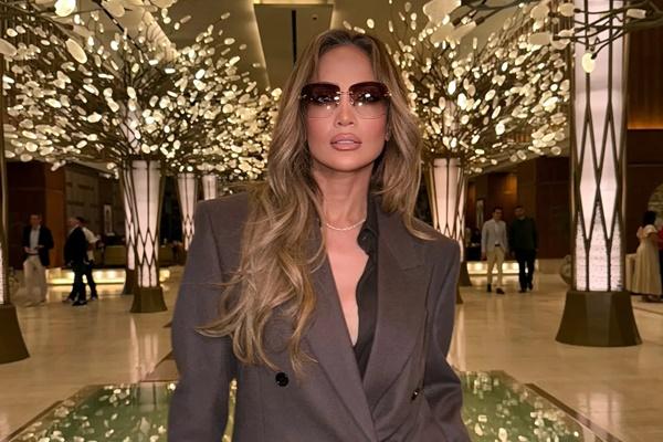 Jennifer Lopez Menahan Tangis Usai Dinyatakan Lajang Secara Hukum dari Ben Affleck