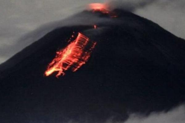 Gunung Semeru Meletus Mencapai 700 Meter di Atas Puncak