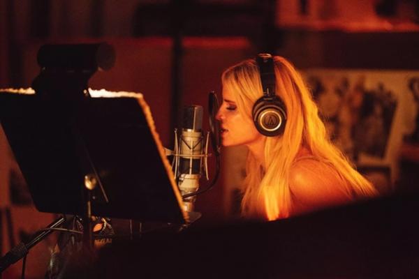 Jessica Simpson Merasa Lebih Jujur Ciptakan Musik Baru Tanpa Alkohol