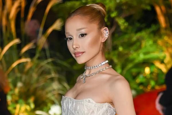 Ariana Grande Isyaratkan Mantan Suaminya Dalton Gomez Hancurkan Hatinya sebelum Ethan Slater