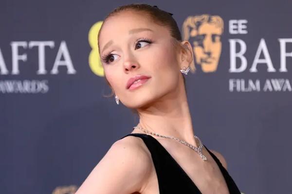 Terlihat Sangat Kurus, Ariana Grande Disebut Tertekan dengan Kesuksesannya dalam Setahun Terakhir
