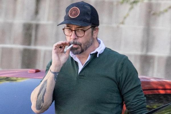 Identitas Ibu dari Bayi Cinta Rahasianya Terungkap, Dave Grohl Terlihat Stres