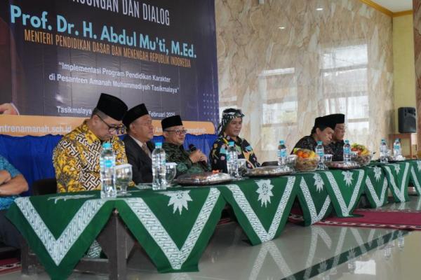 Kunjungi Sekolah, Mendikdasmen dan Legislator Tekankan Pentingnya Pendidikan Karakter