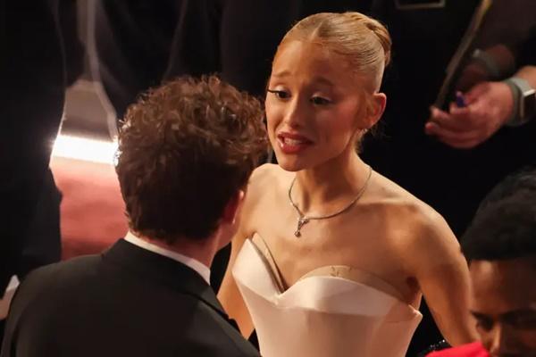 Saling Memuji di Karpet Merah Oscar 2025, Ariana Grande dan Ethan Slater Tunjukkan Kemesraan