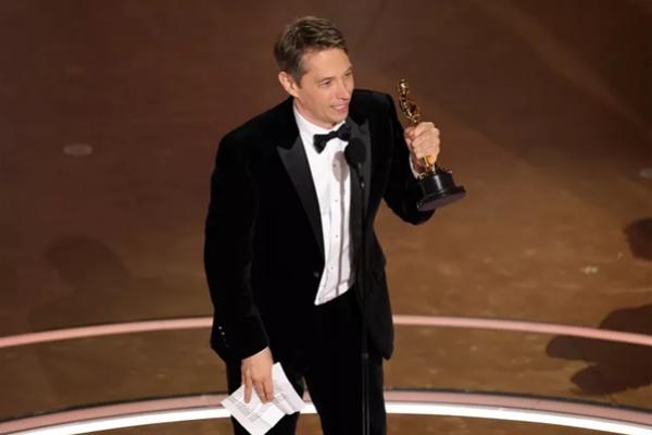 Menang Sutradara Terbaik Oscar 2025, Sean Baker Ucapkan Selamat Ulang Tahun untuk Sang Ibu
