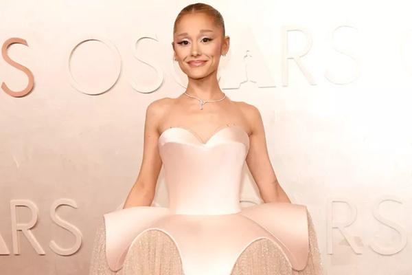 Karpet Merah Oscar 2025, Cosplay Glinda ala Ariana Grande dengan Gaun Pink Schiaparelli    