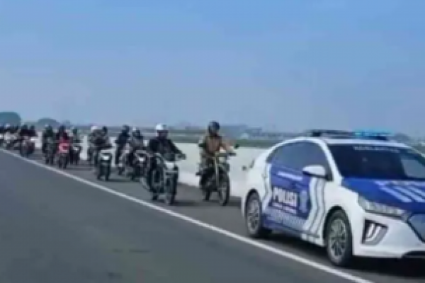 Jalan Putus Karena Banjir,Motor Masuk Jalan Tol Dengan Diskresi Polisi