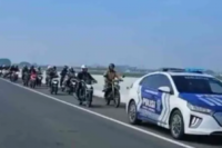 Jalan Putus Karena Banjir,Motor Masuk Jalan Tol Dengan Diskresi Polisi