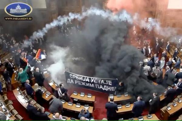 Oposisi Lemparkan Granat Asap ke Parlemen, Politisi Serbia Stroke