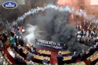 Oposisi Lemparkan Granat Asap ke Parlemen, Politisi Serbia Stroke
