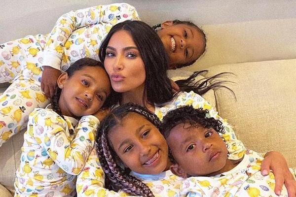Kim Kardashian dan Anak-anaknya Takut Kanye West Semakin Terjerumus ke Dalam Penyakit Mental