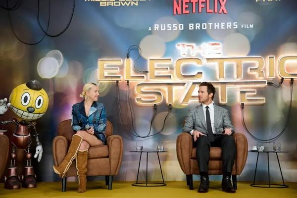 Chris Pratt Lindungi Millie Bobby Brown Agar Terhindar dari Wardrobe Malfunction