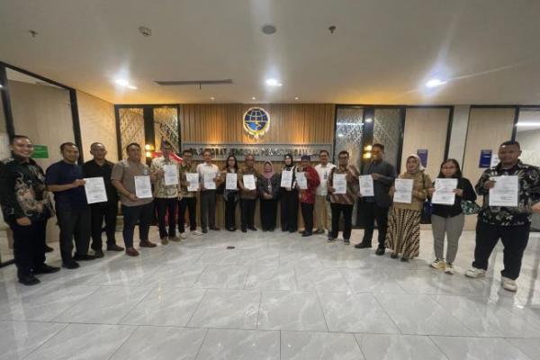 Kemenhub Serahkan SIUKAK kepada 16 Perusahaan Keagenan Awak Kapal