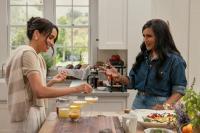Meghan Markle dan sahabatnya Mindy Kaling di salah satu episode `With Love, Meghan`. (FOTO: NETFLIX)