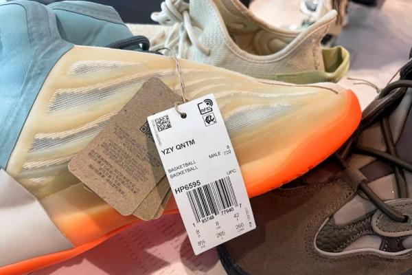 Putus Kontrak Kasus Antisemit, Adidas Jual Sepatu Kets Yeezy Terakhir