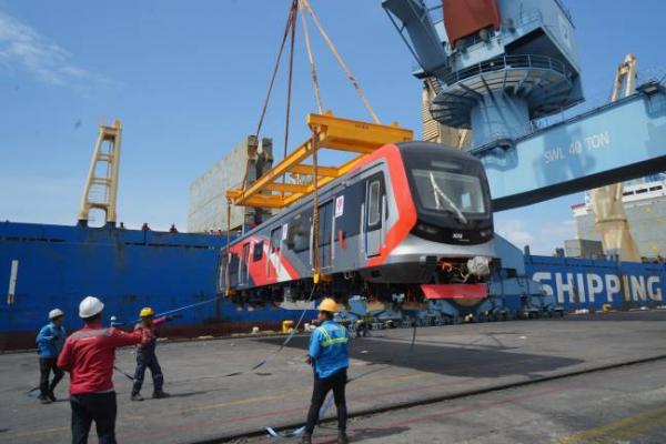 Pesanan 24 Gerong KRL dari China Datang via Pelabuhan Tanjung Priok