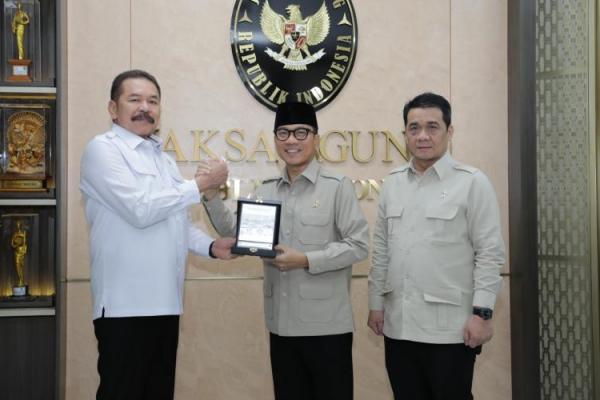 Mendes Yandri Bawa Kasus Penyelewengan Dana Desa ke Jaksa Agung