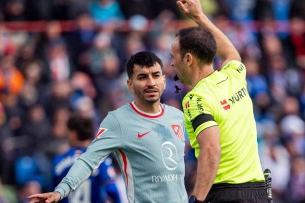 Penyerang Atletico Madrid, Angel Correa bersitegang dengan wasit (Foto: borneotribun) 
