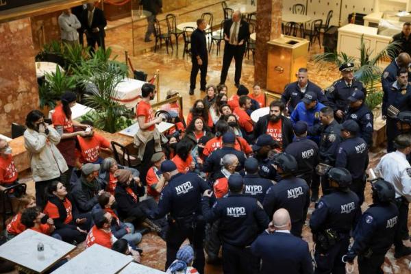 Demonstran Menduduki Trump Tower Usai Penangkapan Mahasiswa Pro Palestina