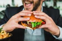 Ilustrasi makan sebelum tidur (Foto: Unsplash/Sander Dalhuisen)