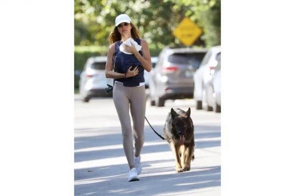 Sebulan Usai Melahirkan, Inilah Penampakan Gisele Bundchen Jalan-jalan Bersama Bayinya