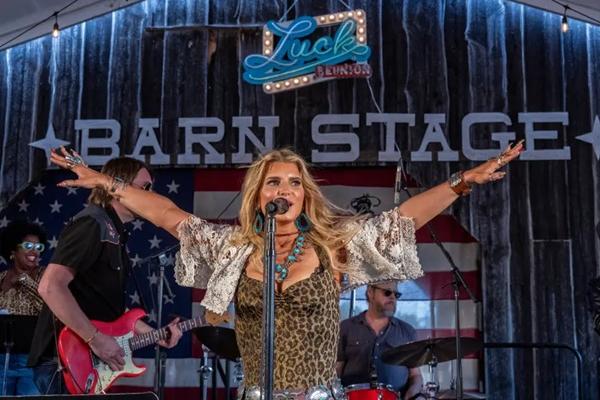 Gelar Konser Pertama setelah 15 Tahun, Jessica Simpson Menyatakan Dirinya `Sangat Lajang`