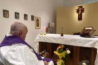 Vatikan Rilis Foto Pertama Paus Fransiskus di RS, Bantuan Pernafasan Dilepas