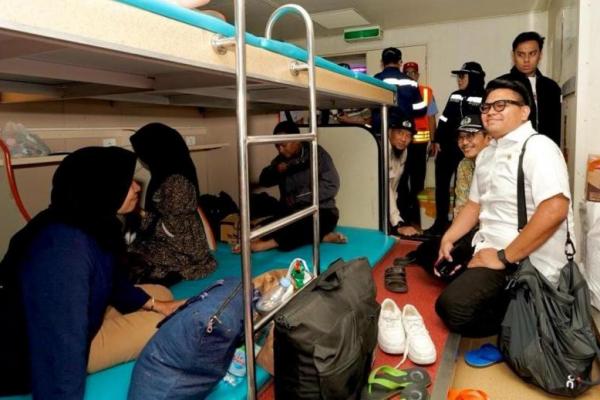Pimpinan MPR Mudik Bareng Warga Gunakan Kapal Laut