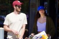 Makin Mesra, Andrew Garfield dan Monica Barbaro Kepergok Belanja Bareng di Malibu
