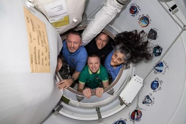 Dua Astronaut yang `Terdampar` di Luar Angkasa Akhirnya Kembali ke Bumi
