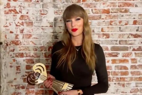 iHeartRadio Music Awards 2025, Taylor Swift Bikin Penggemar Heboh dengan Kalung Ular