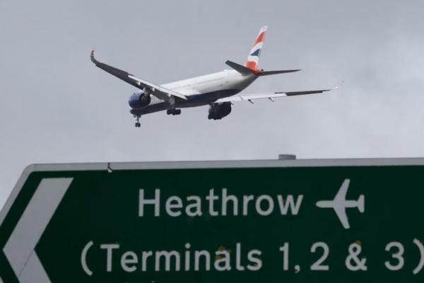 Kebakaran Besar Tutup Bandara Heathrow Inggris, Penerbangan Global Terganggu