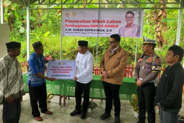 Waka MPR Serahkan Hibah Lahan untuk SDN 25 Sindue Donggala