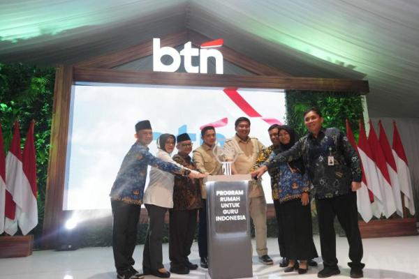 Pemerintah Serahkan Kunci Rumah untuk Guru di 8 Provinsi